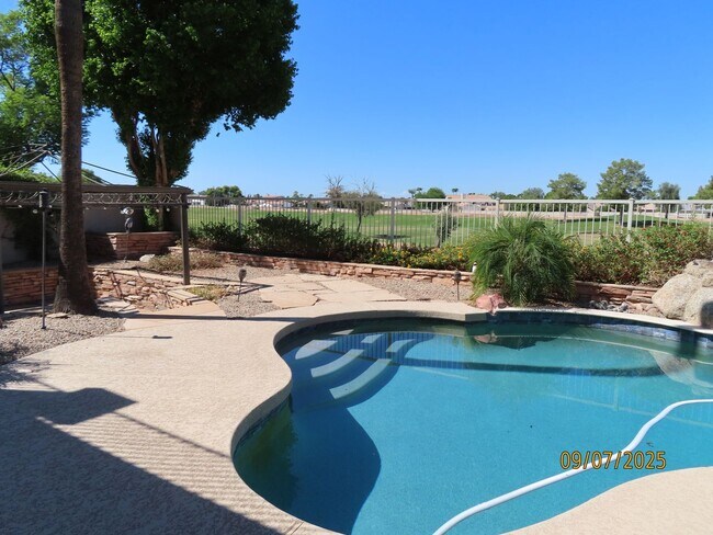 Building Photo - 4 Bedroom 2.5 Bath w/3 Car Garage in Super...