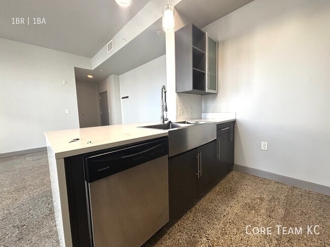 Building Photo - 306 E 12th St