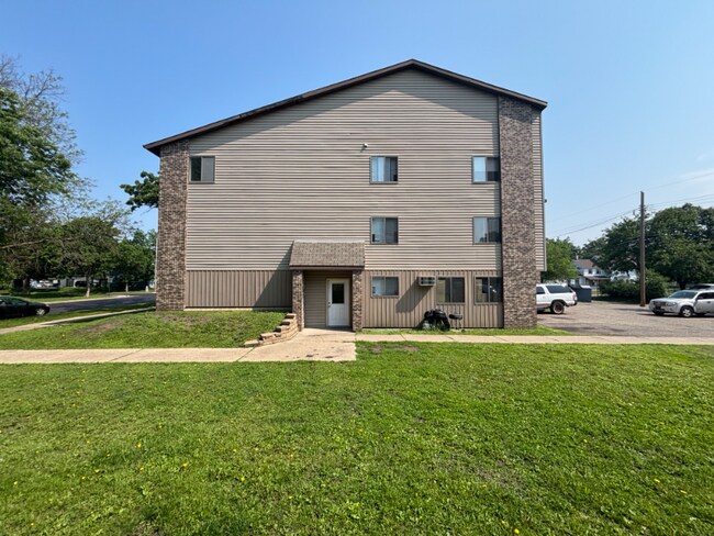 Building Photo - 750 5th St S