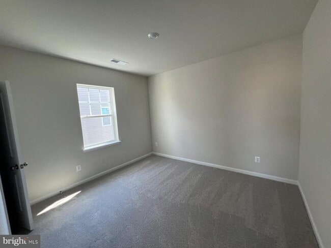 Building Photo - 400 Silver Birch Dr