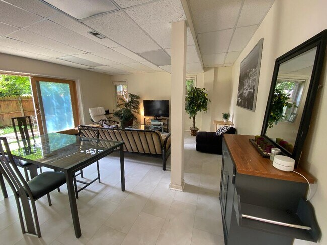 Building Photo - 5102 Warren Plz NW