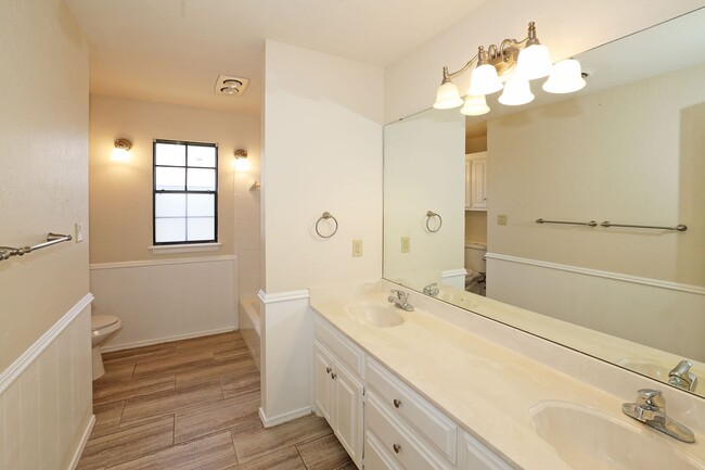 Building Photo - Spacious Canyon Home