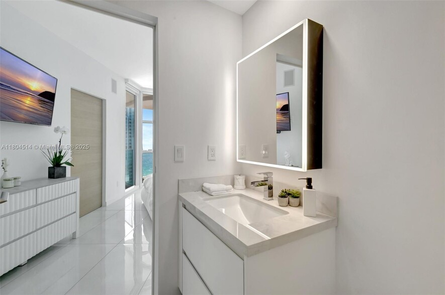 Building Photo - 300 S Pointe Dr