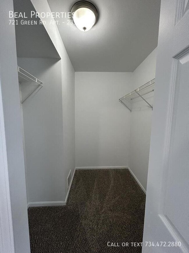 Building Photo - 721 Green Rd