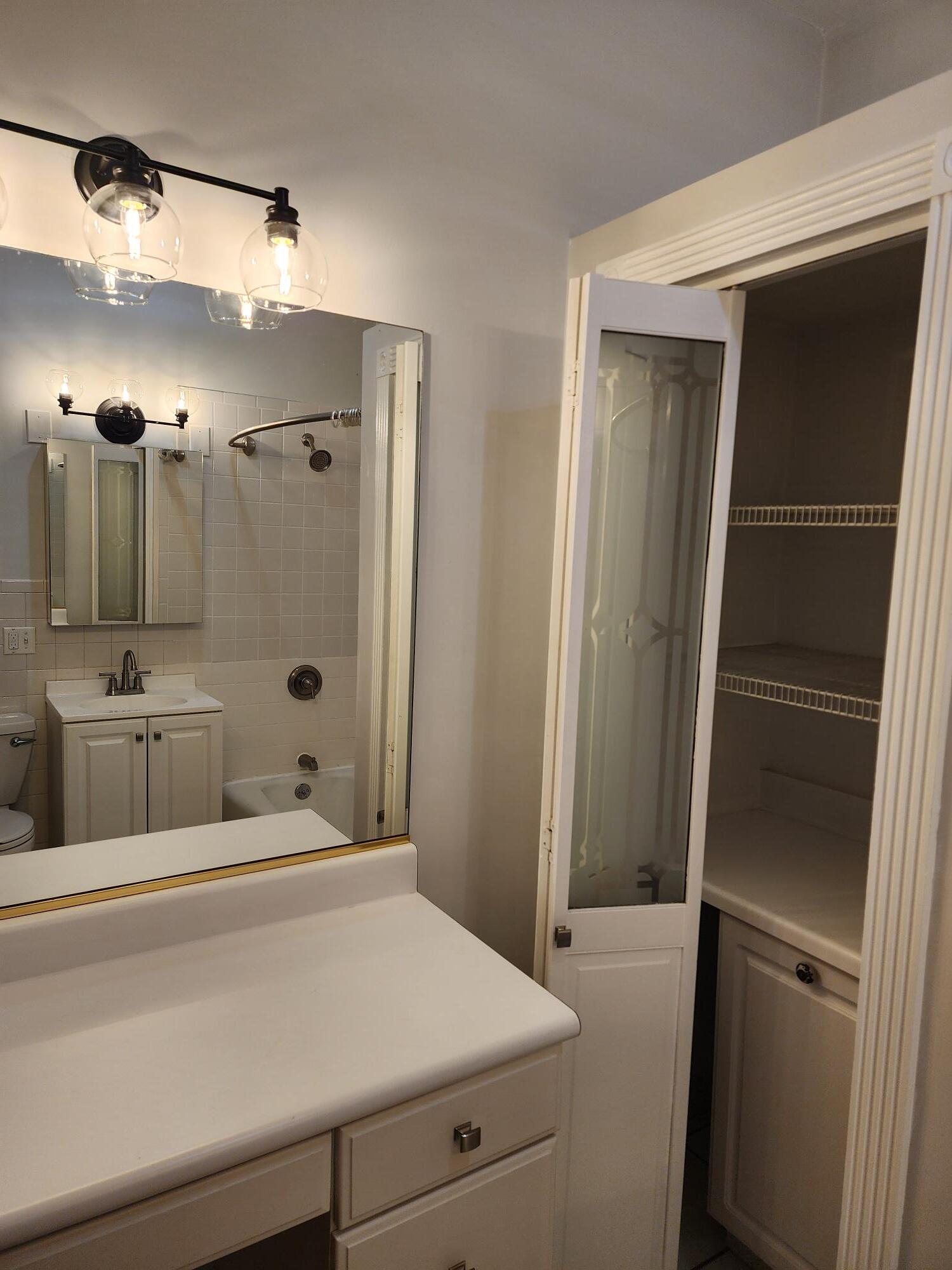 Building Photo - 823 N Hoyne Ave