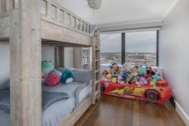 Building Photo - Penthouse Unit looking over the Harbor.... Sept 1st Move in