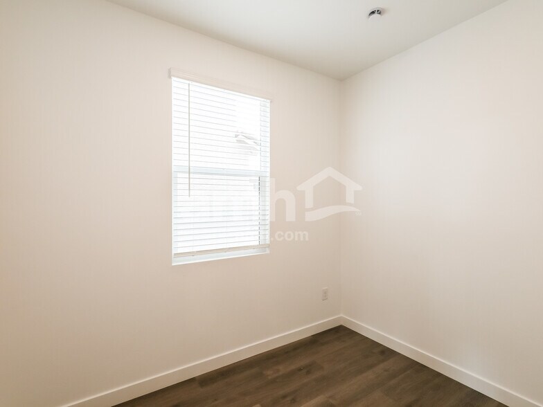 Building Photo - 6119 W Calle Lingo