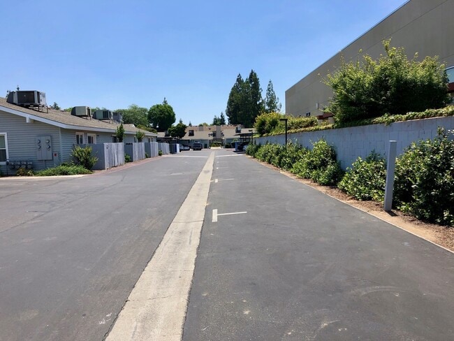 Building Photo - $1,595 Bullard & HWY 41, 2 Bedroom Condo -...