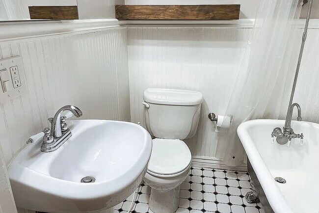 Building Photo - Cozy 1-Bedroom Townhouse Retreat with Granite Touches & Hardwood Elegance in Denver!