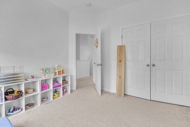 Building Photo - Beautiful 3-level 3 BR 2.5BA Townhome in P...