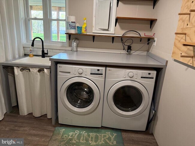 Building Photo - 5079 Macnamara Dr