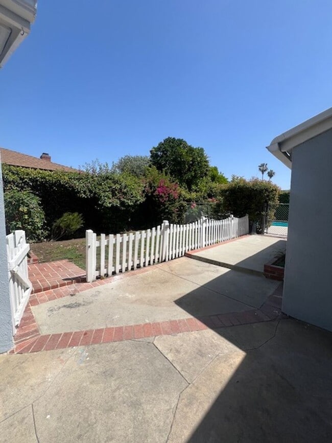 Building Photo - Charming 3 Bedroom 2 Bathroom Van Nuys Pool Home! Ready For Move-In!