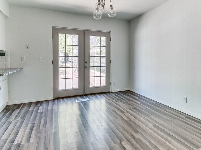 Building Photo - Beautiful 4 bedroom in South Tulsa and Union School District