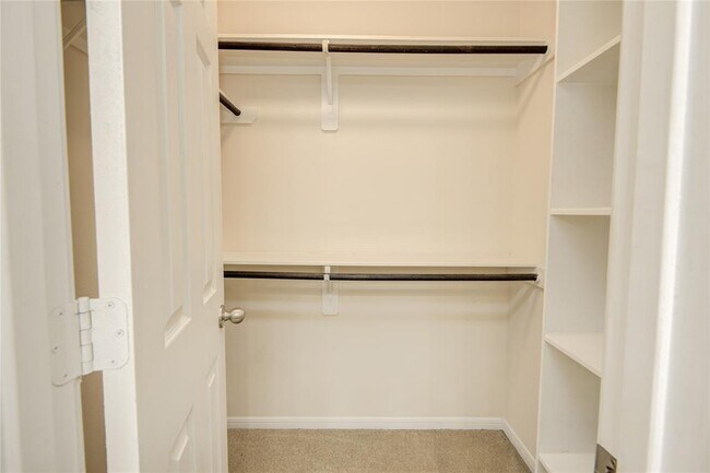Building Photo - 2111 Denridge Dr