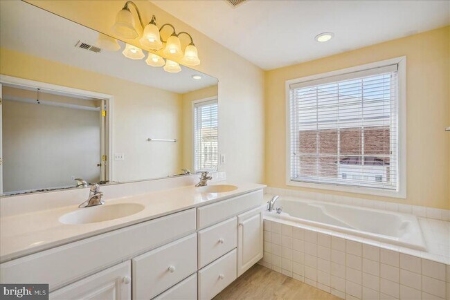 Building Photo - 2481 Walnut Rocker Ln