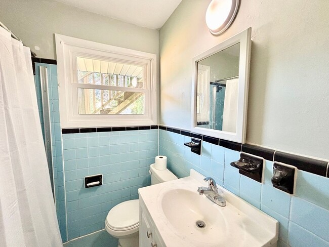 Building Photo - Charming 3-Bedroom Duplex Unit in Norfolk