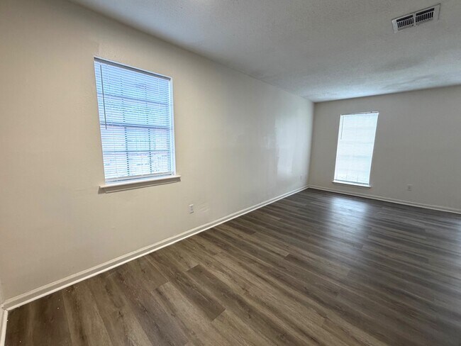 Building Photo - 104 Sweetbriar St