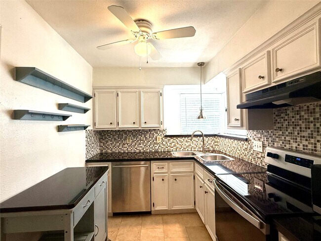 Building Photo - 13222 Pebblewalk Cir N