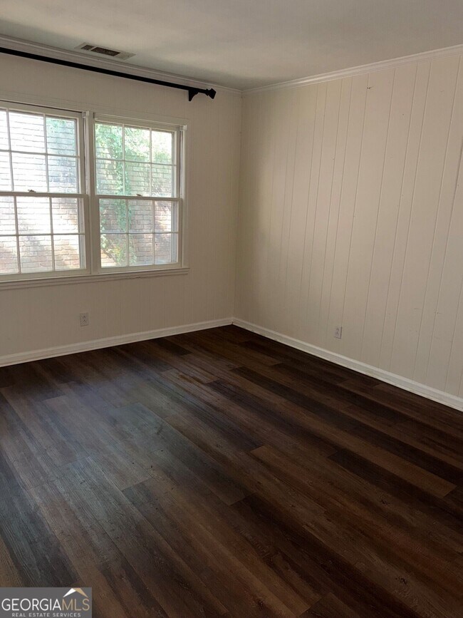 Building Photo - 807 Piney Woods Dr