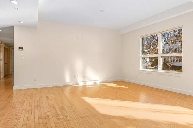 Building Photo - 677 Dennett St