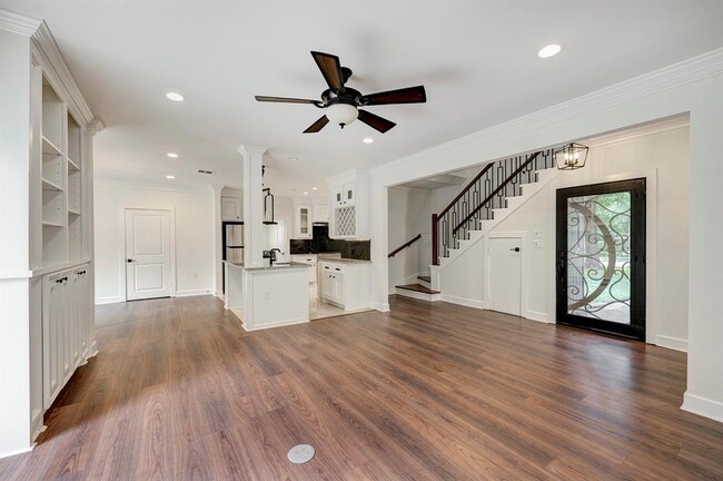 Building Photo - 3071 Locke Ln