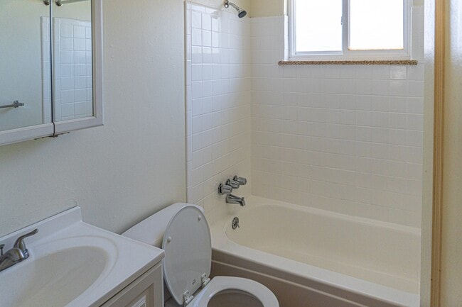 Building Photo - 2396 S Linden Ct