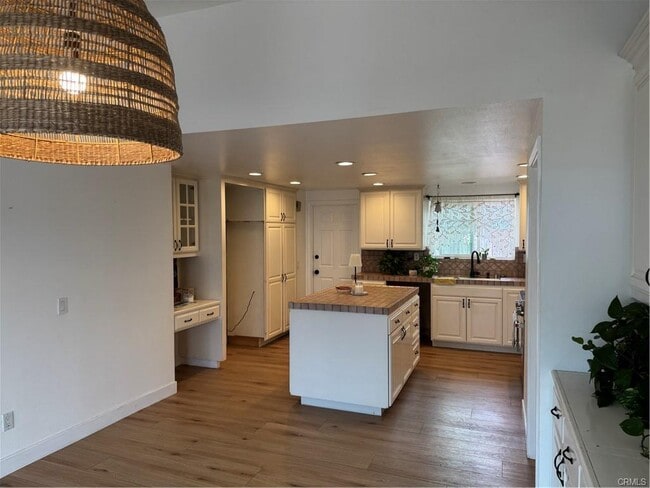 Building Photo - 851 St Clair St