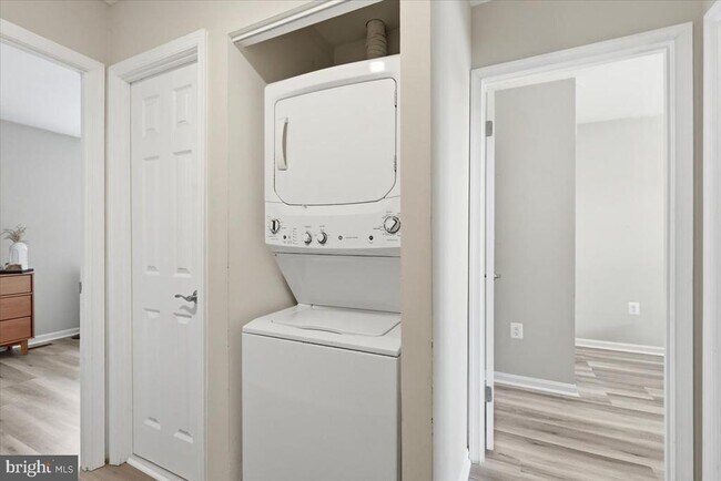 Building Photo - 3053 Heathcote Rd