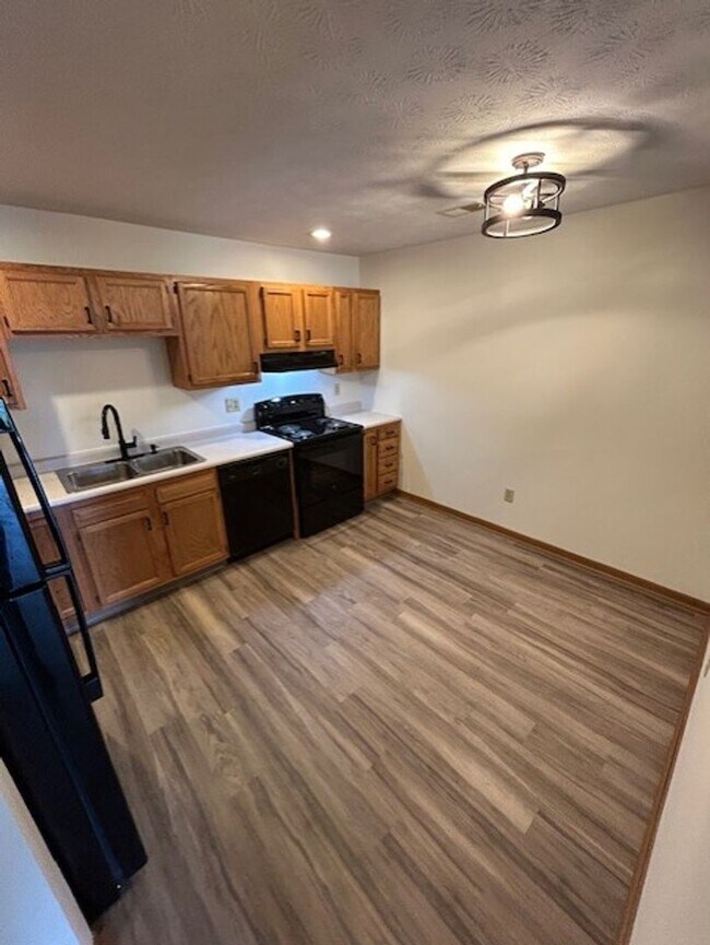 Building Photo - Black Friday Move-in Special! Up to $500 off!