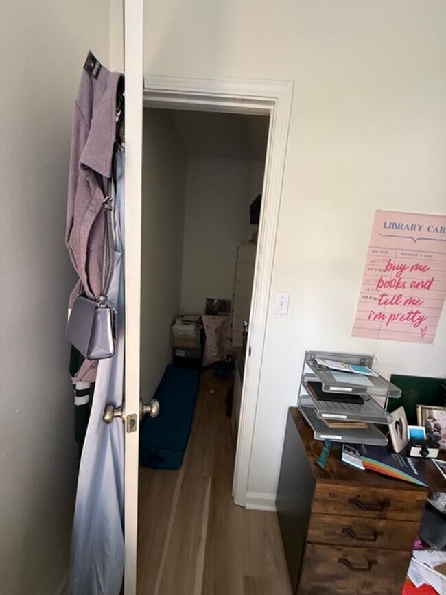 Building Photo - Spacious 4BR Home in Seven Oaks with Garage & Fenced Yard