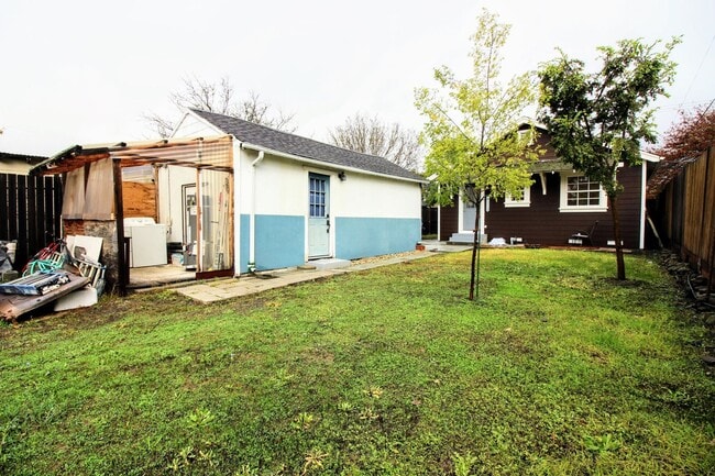 Building Photo - 2 Bedroom Home with Large Yard in SW Santa Rosa