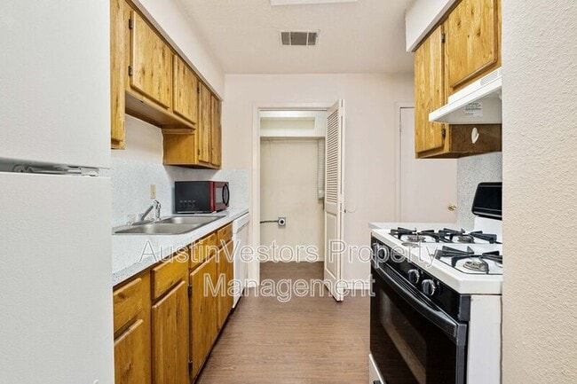 Building Photo - 200 Concho St
