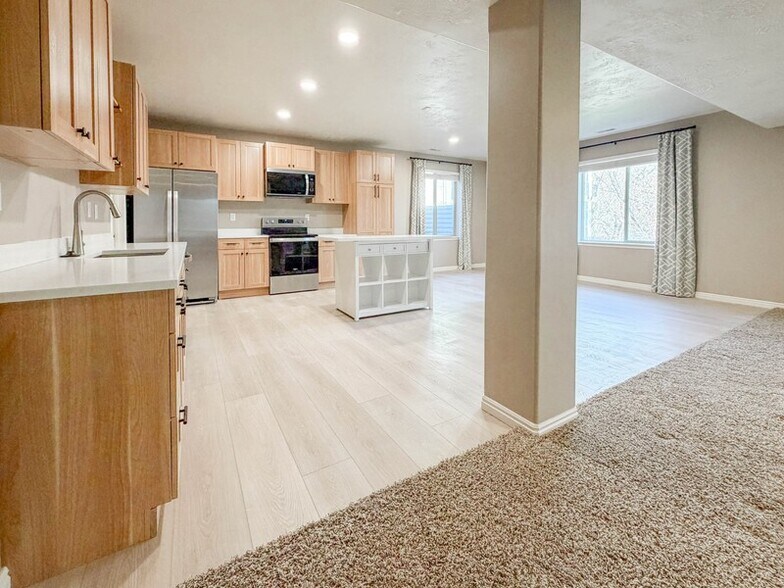 Building Photo - 963 Sage Ln