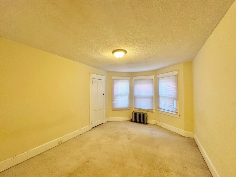 Building Photo - 519 S River St