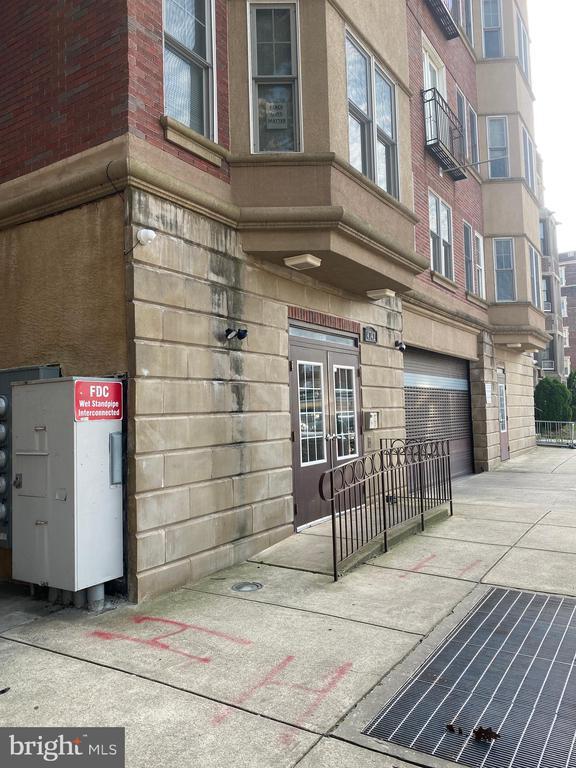 Building Photo - 4742 Pine St