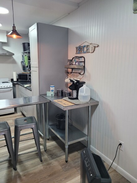 Building Photo - 308 Miracle Strip Pkwy SW