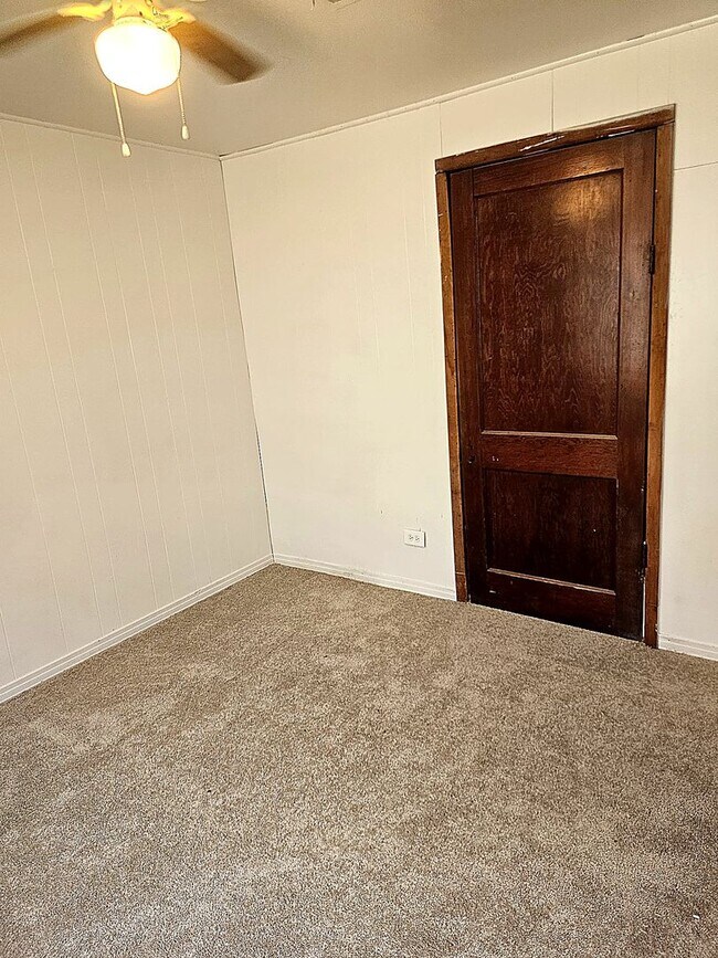 Building Photo - Cozy 4 Bedroom Home