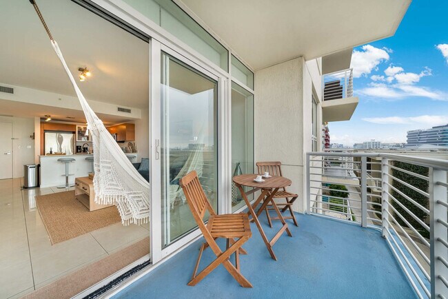 Building Photo - 3256 NE 1st Ave