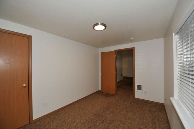 Building Photo - Basement 2 bed 1 bath unit