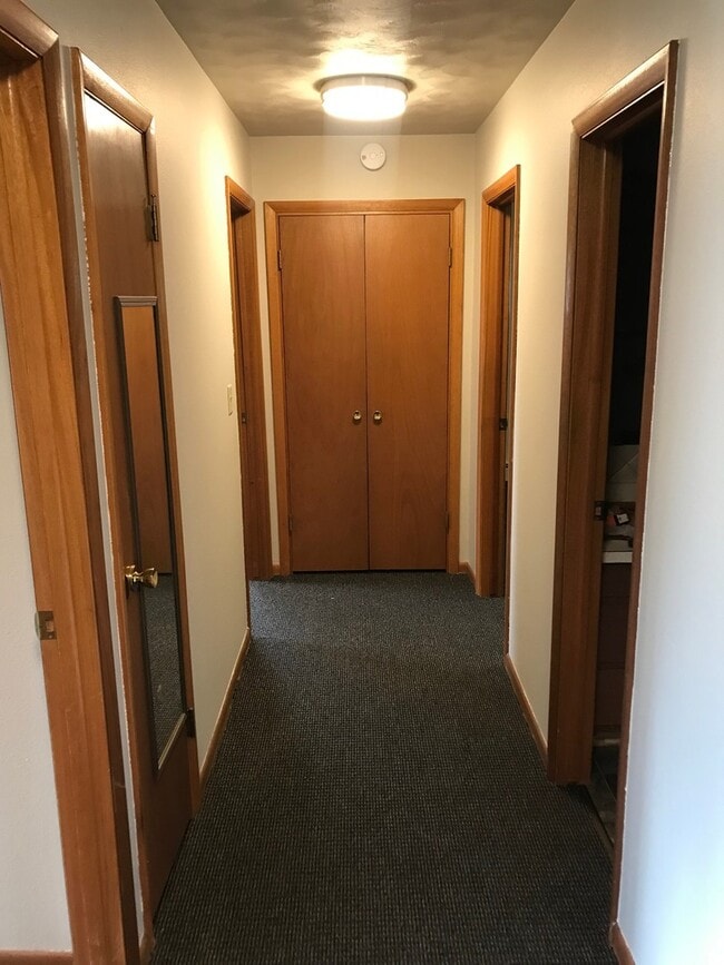 Building Photo - Large 5 bed 3 bath family home with two separate kitchens! Close to Augustana!