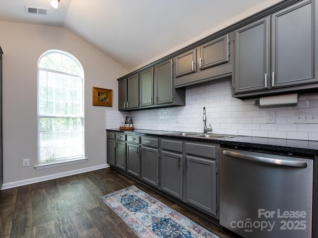 Building Photo - 7731 Ivy Hollow Dr