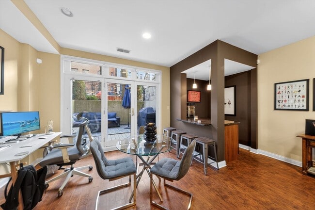 Building Photo - 724 W Briar Pl