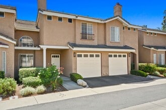 Building Photo - Modern 2BD 2.5BA Townhome with Vaulted Ceilings, Private Pergola Patio, and One-Car attached Garage