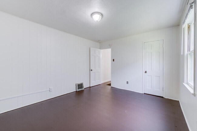 Building Photo - 7150 Manette Dr