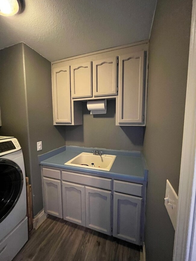 Building Photo - 8957 Knobhill Cir