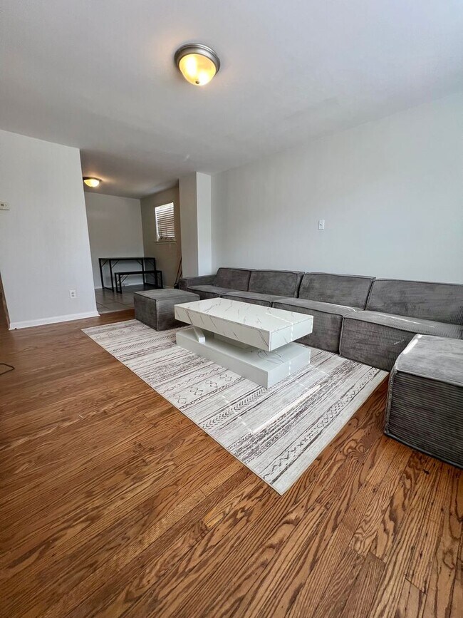 Building Photo - 7201 Devon St