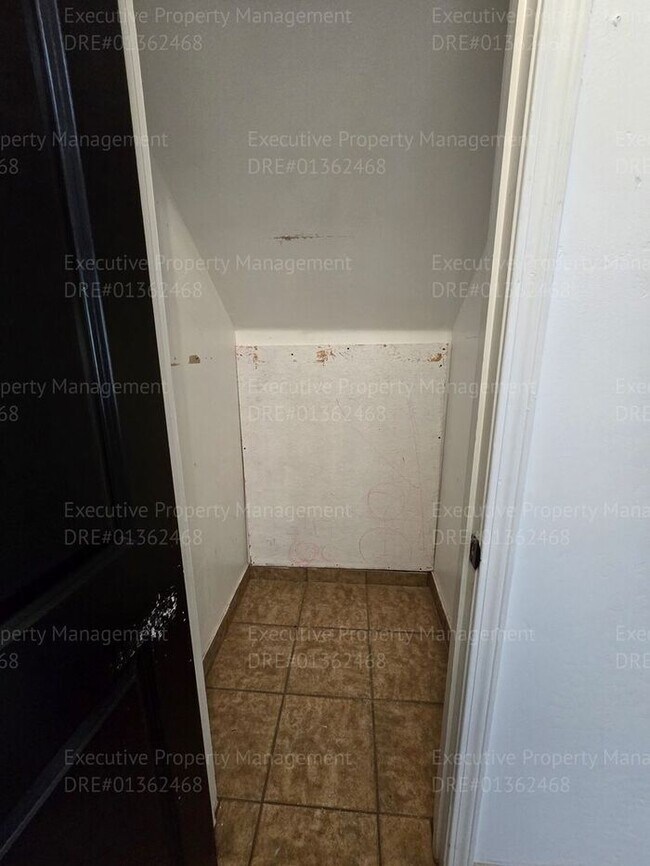 Building Photo - 3 bedroom/ 2.5 bathroom 2 story home.