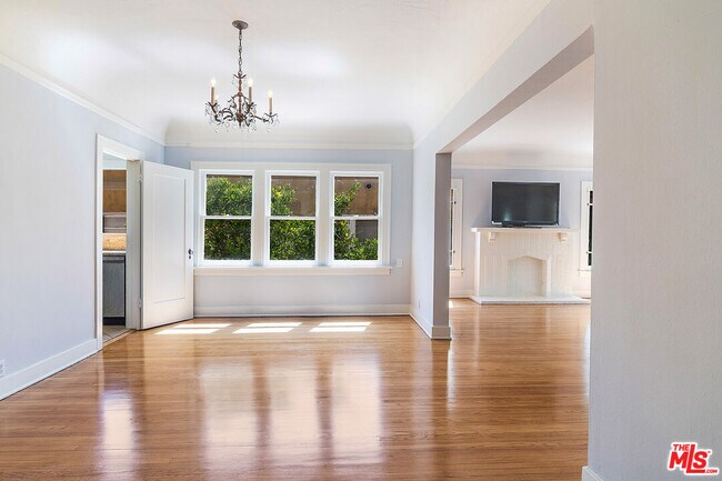 Building Photo - 170 1/2 S Sycamore Ave