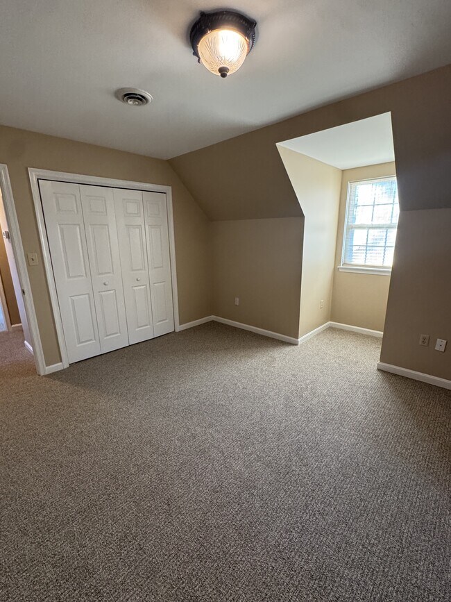 Building Photo - 6060 Oxbridge Dr