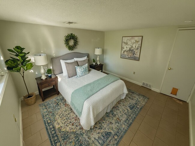 Building Photo - Beautiful 3BR 1BA Home w/ 2-Car Garage in Kansas City